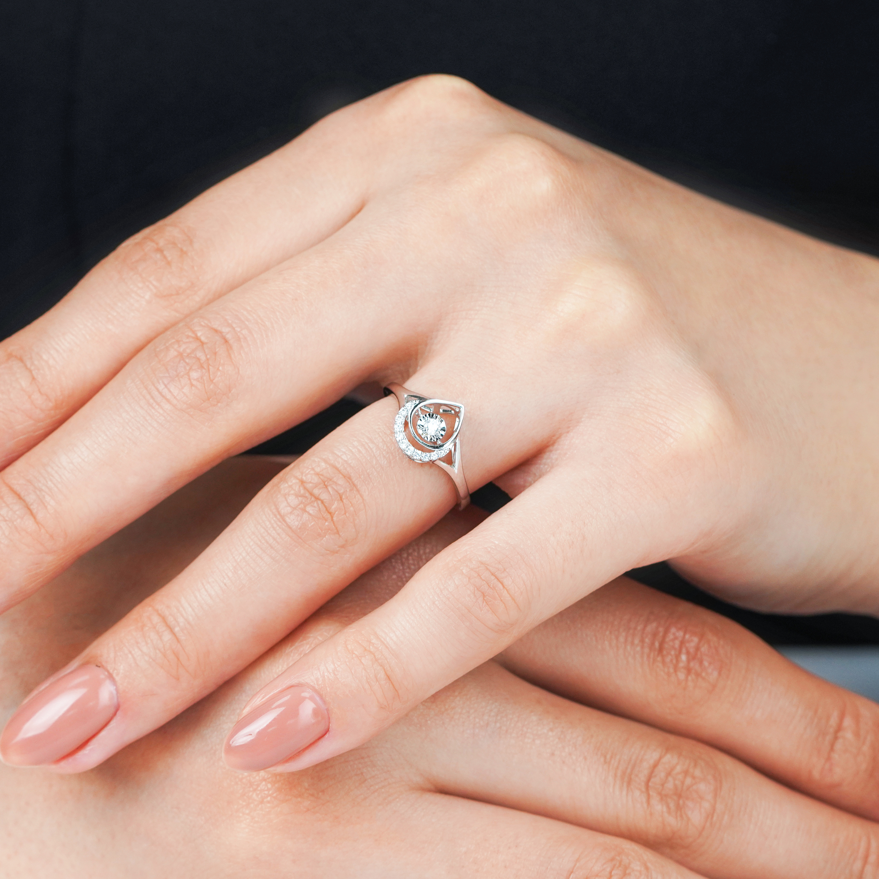 18k white gold ring with a drop shape decorated with natural